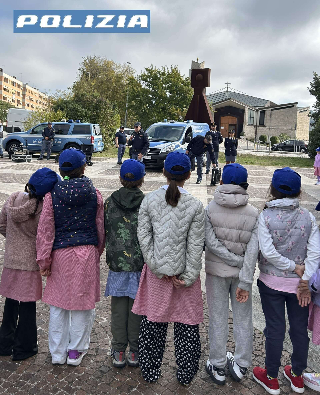 Ancona - Polizia in piazza D’Acquisto con gli studenti per prossimità, ascolto e legalità